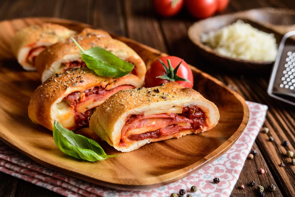 shutterstock_530691145_optimized - Pravda24 Slaný závin se sýrem a šunkou