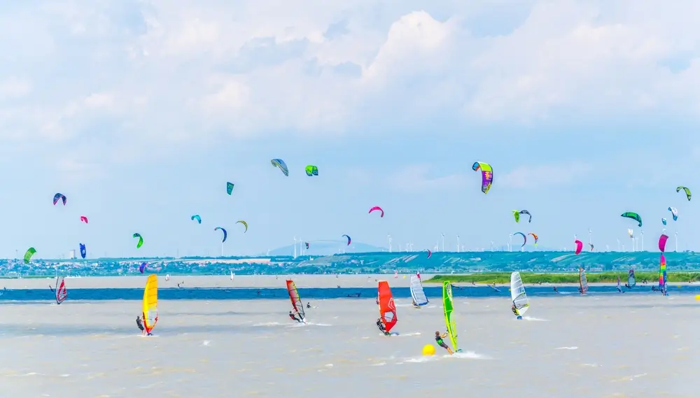 shutterstock_655577740 - Pravda24 Windsurfeři na Pondersdorf am See.