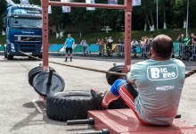 Muž tahající kamion.