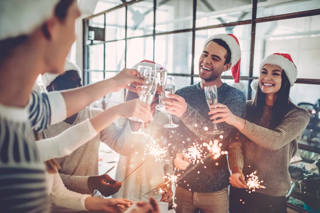 Změny se týkají i nákladů na vánoční večírky. Zdroj: Shutterstock - Pravda24 Lidé na vánočním večírku.
