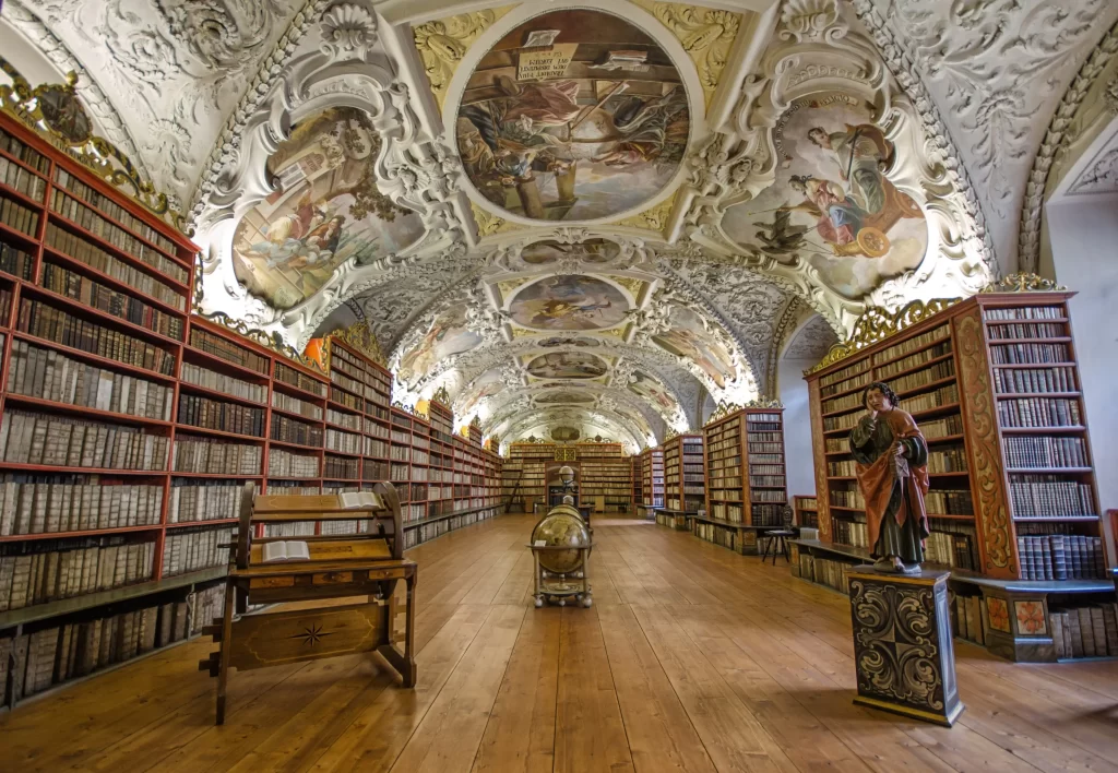 Historie českého území je dlouhá stovky let. Zdroj: Shutterstock - Pravda24 místnost s knihami a historickým stropem.