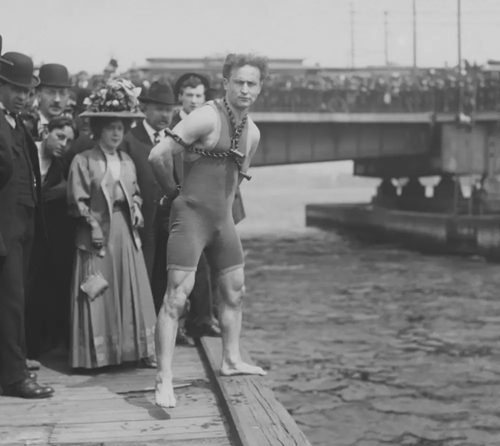 shutterstock_787304011 - Pravda24 Harry Houdini.