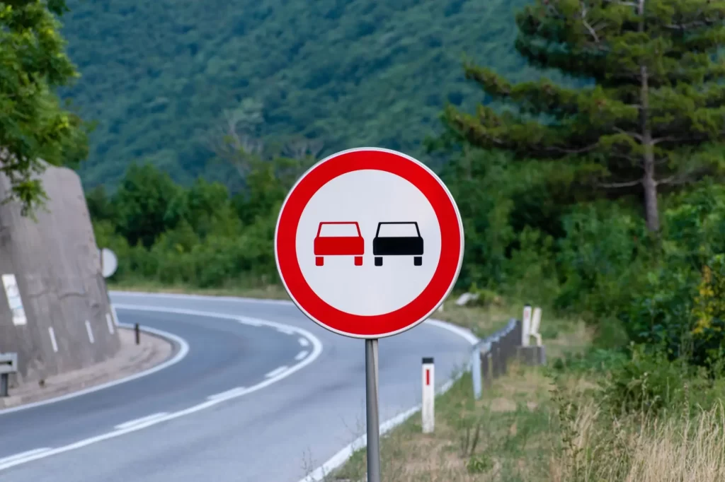 Shutterstock_2006435555 - Pravda24 Značka Zákaz předjíždění