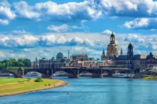 Panoramatický pohled na historické centrum Drážďan s řekou Labe
