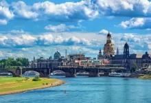 Panoramatický pohled na historické centrum Drážďan s řekou Labe