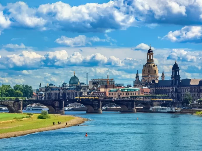Panoramatický pohled na historické centrum Drážďan s řekou Labe