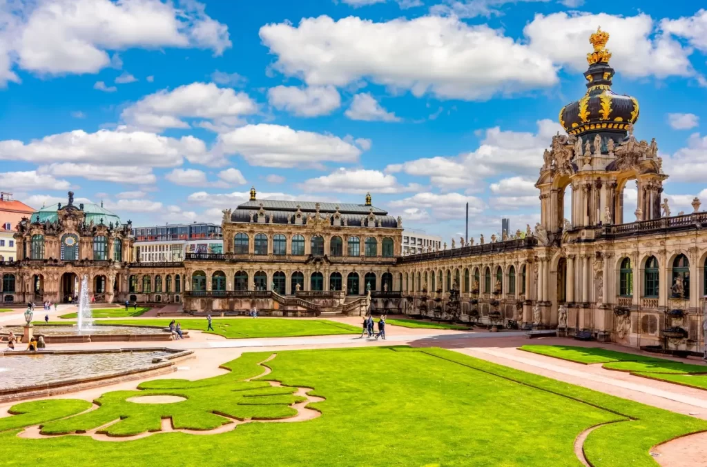 - Pravda24 Pohled na Zwinger v Drážďanech