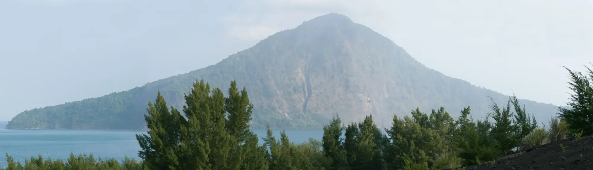 - Pravda24 Pohled na sopku Krakatau.