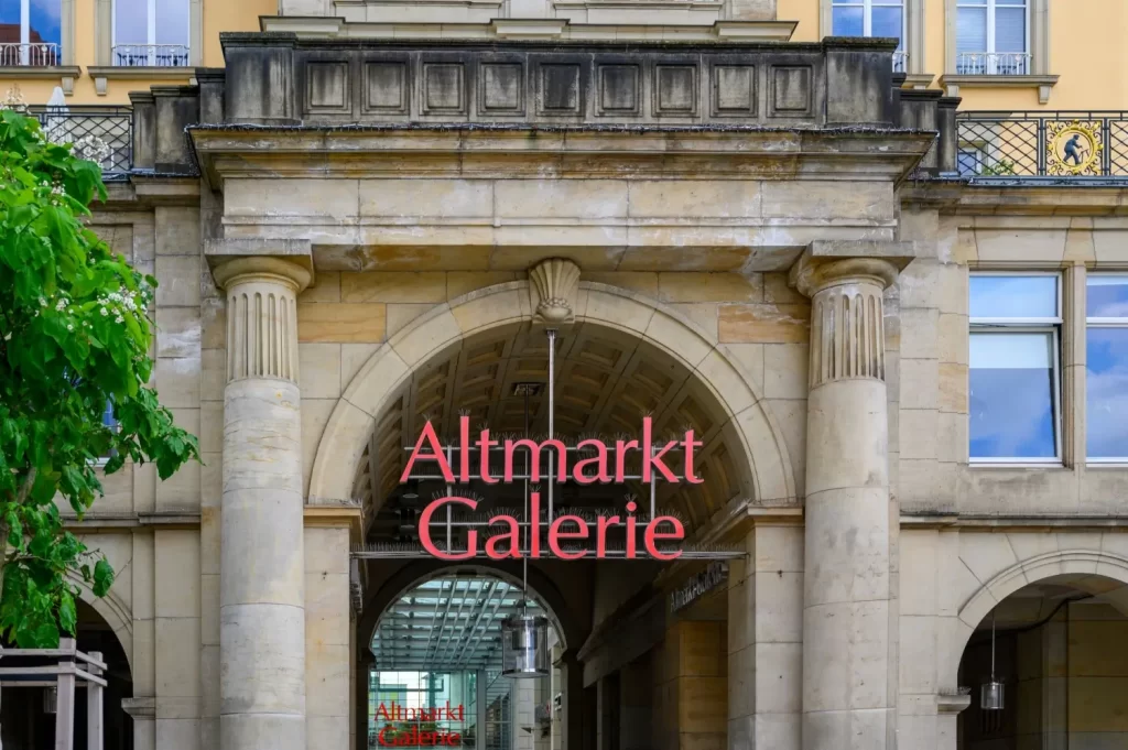 - Pravda24 Vstupní portál nákupního centra Altmarkt Galerie