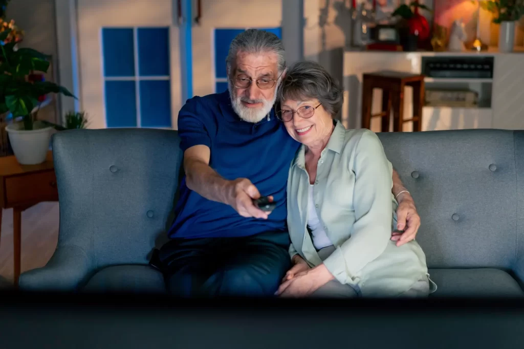 Shutterstock_2534409085 - Pravda24 Muž a žena sledují televizi
