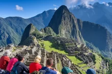 Turistická atrakce Machu Picch láká ročně davy.
