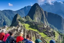 Turistická atrakce Machu Picch láká ročně davy.