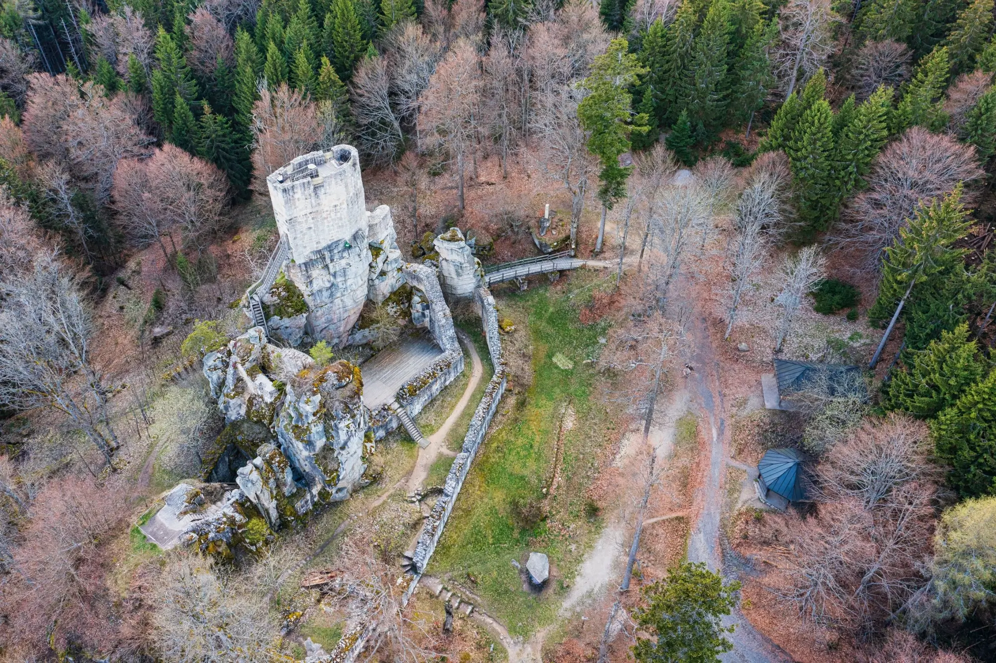 - Pravda24 Letecký pohled na zříceninu hradu Weißenstein ve Steinwaldu v Horním Falci.
