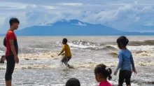Sopka Krakatoa dodnes fascinuje řady návštěvníků.
