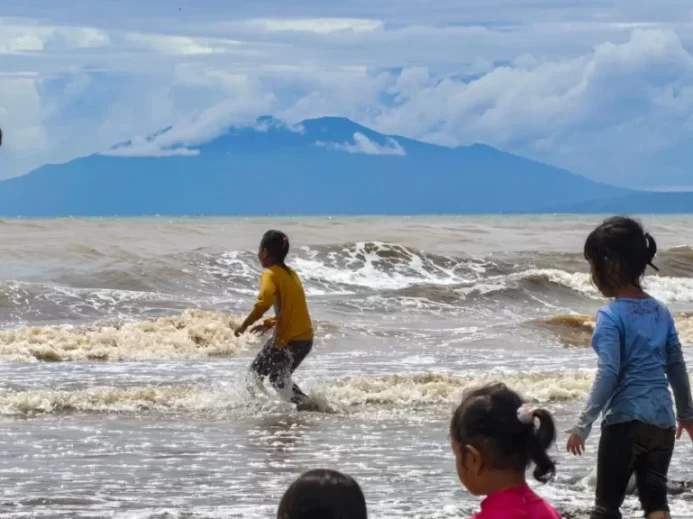 Sopka Krakatoa dodnes fascinuje řady návštěvníků.