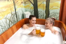 2 ženy užívající si pivní lázeň