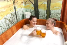 2 ženy užívající si pivní lázeň