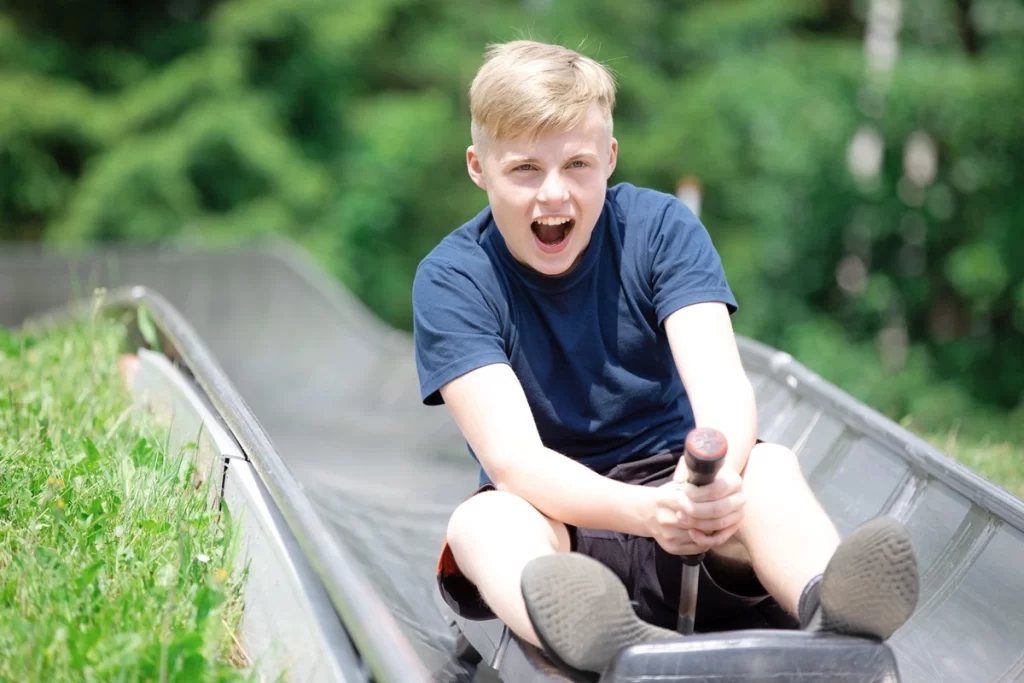 Teenager bobová dráha jízda adrenalin