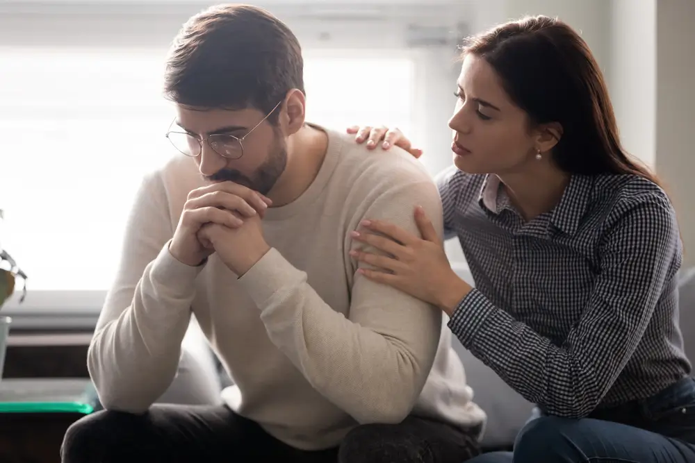 shutterstock_1714285954 - Pravda24 Žena podporuje svého partnera.