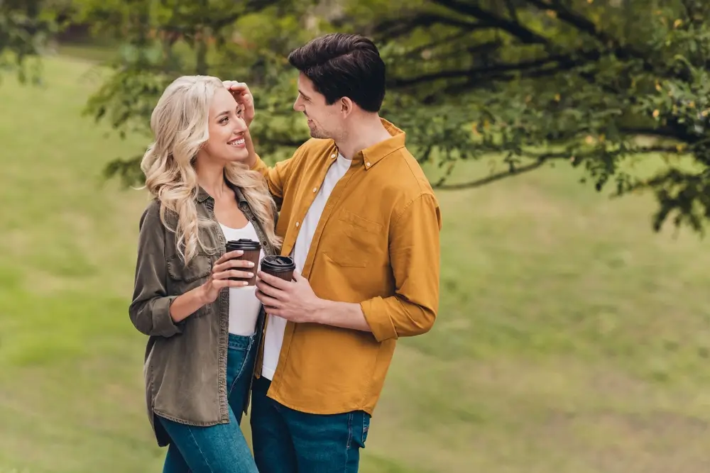 shutterstock_2149852281 - Pravda24 Žena flirtuje s mužem.