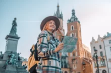 Žena cestování město mapa