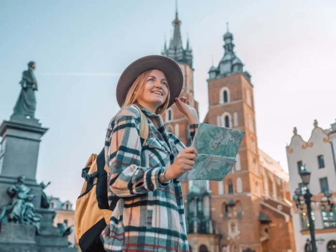 Žena cestování město mapa