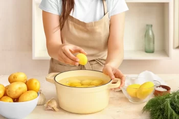 žena připravuje brambory
