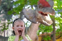 Překvapený chlapec v dinoparku