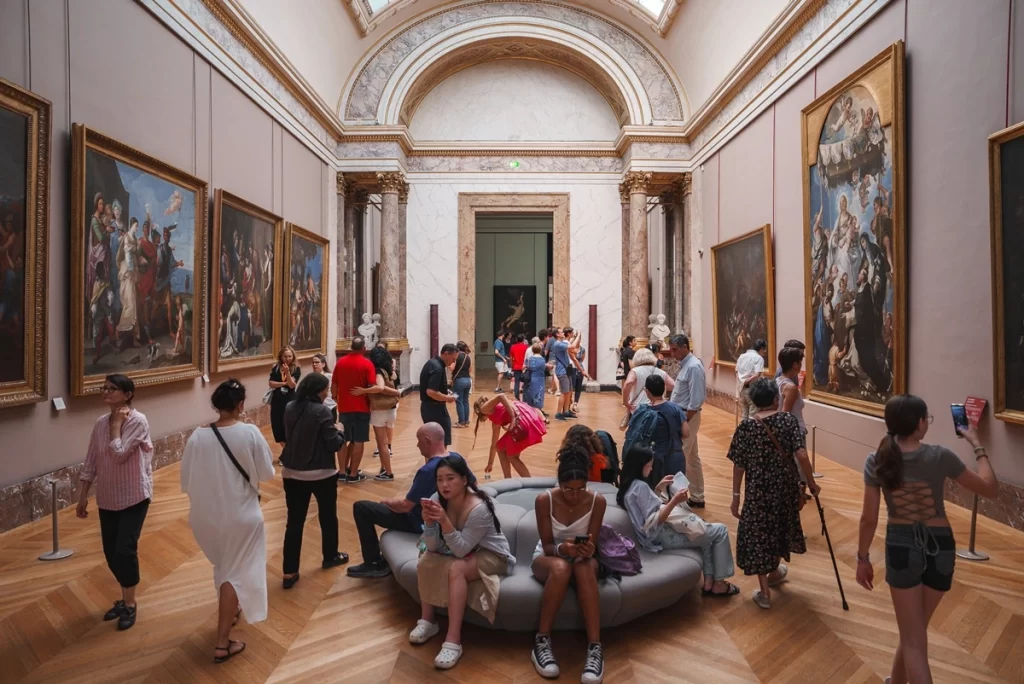 - Pravda24 Muzeum Louvre interiér galerie obrazy