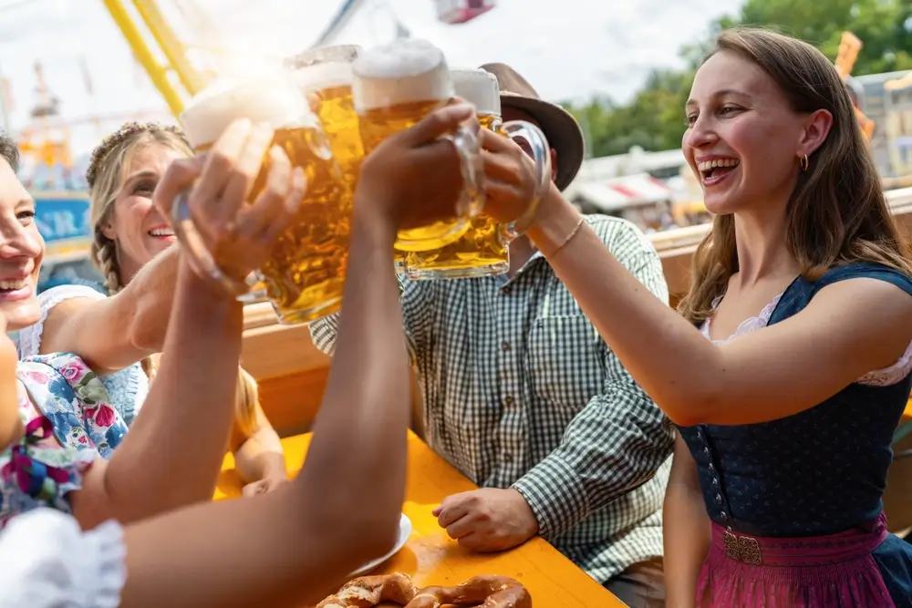 shutterstock_2458557597 - Pravda24 Lidé si přiťukávají půllitry piva.