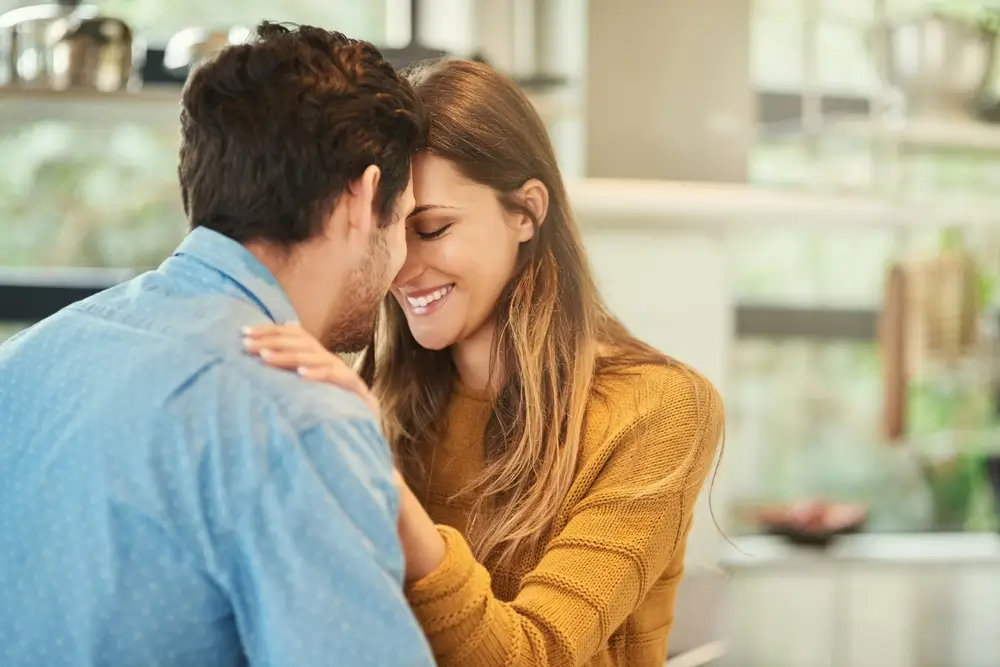 shutterstock_2468676509 - Pravda24 Žena s mužem k sobě tisknou čela.