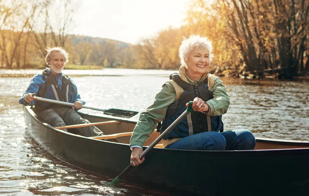 shutterstock_2472675883 - Pravda24 žena a muž na loďce