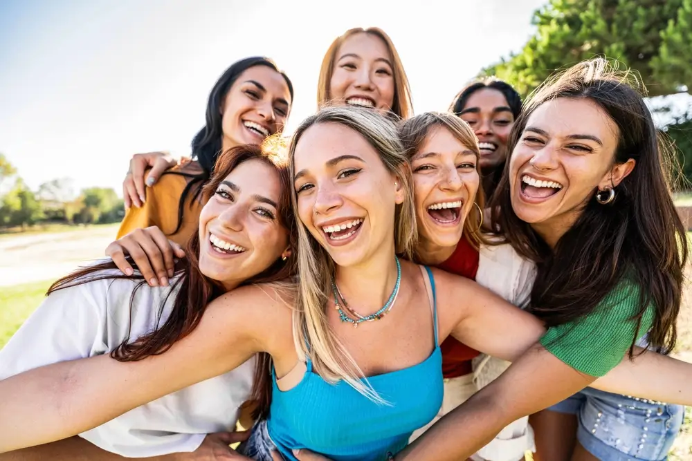 shutterstock_2501402657 - Pravda24 Ženy se usmívají na kameru.