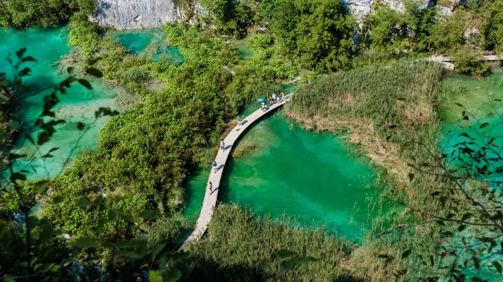 Letecký pohled na cestu mezi Plitvickými jezery