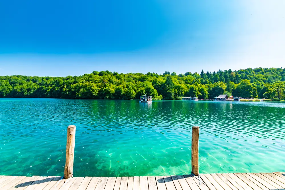 Pohled na Plitvické jezero z mola