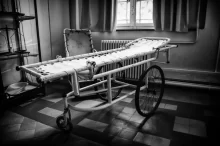 Staré nemocniční lehátko evokující minulost neetických lékařských experimentů