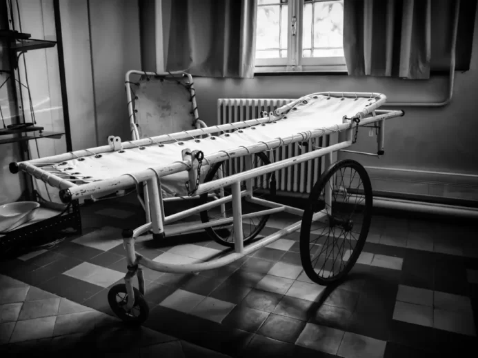 Staré nemocniční lehátko evokující minulost neetických lékařských experimentů