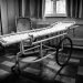 Staré nemocniční lehátko evokující minulost neetických lékařských experimentů