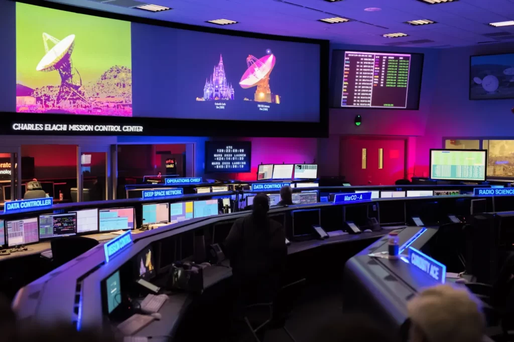 - Pravda24 Interiér řídicího centra NASA s pracovními stanicemi