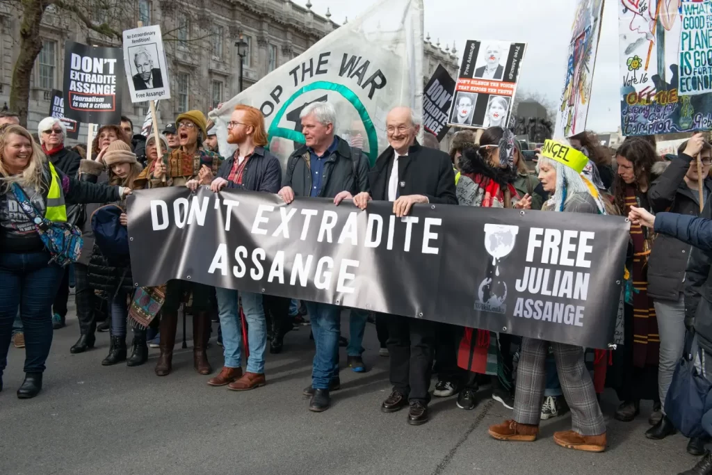 - Pravda24 Skupina protestujících s transparenty „Don't Extradite Assange“ a „Free Julian Assange“ během demonstrace na podporu Juliana Assange.