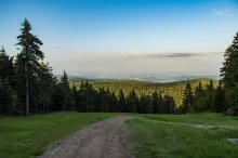 Pohled na drsně romantickou krajinu Krušných hor.