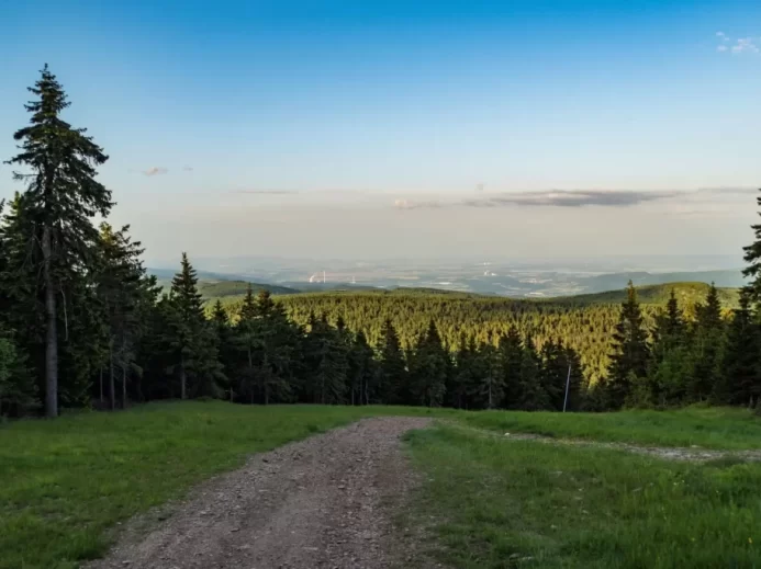 Pohled na drsně romantickou krajinu Krušných hor.