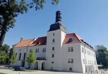 Zámek v Dolních Břežanech dnes slouží jako připomínka odporu.
