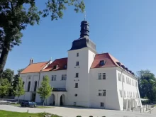 Zámek v Dolních Břežanech dnes slouží jako připomínka odporu.