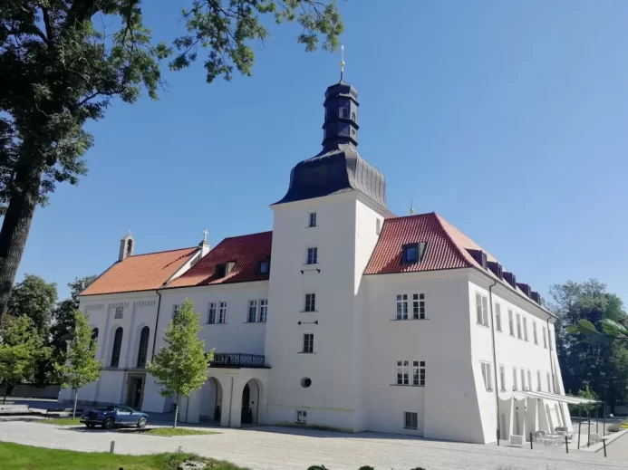 Zámek v Dolních Břežanech dnes slouží jako připomínka odporu.