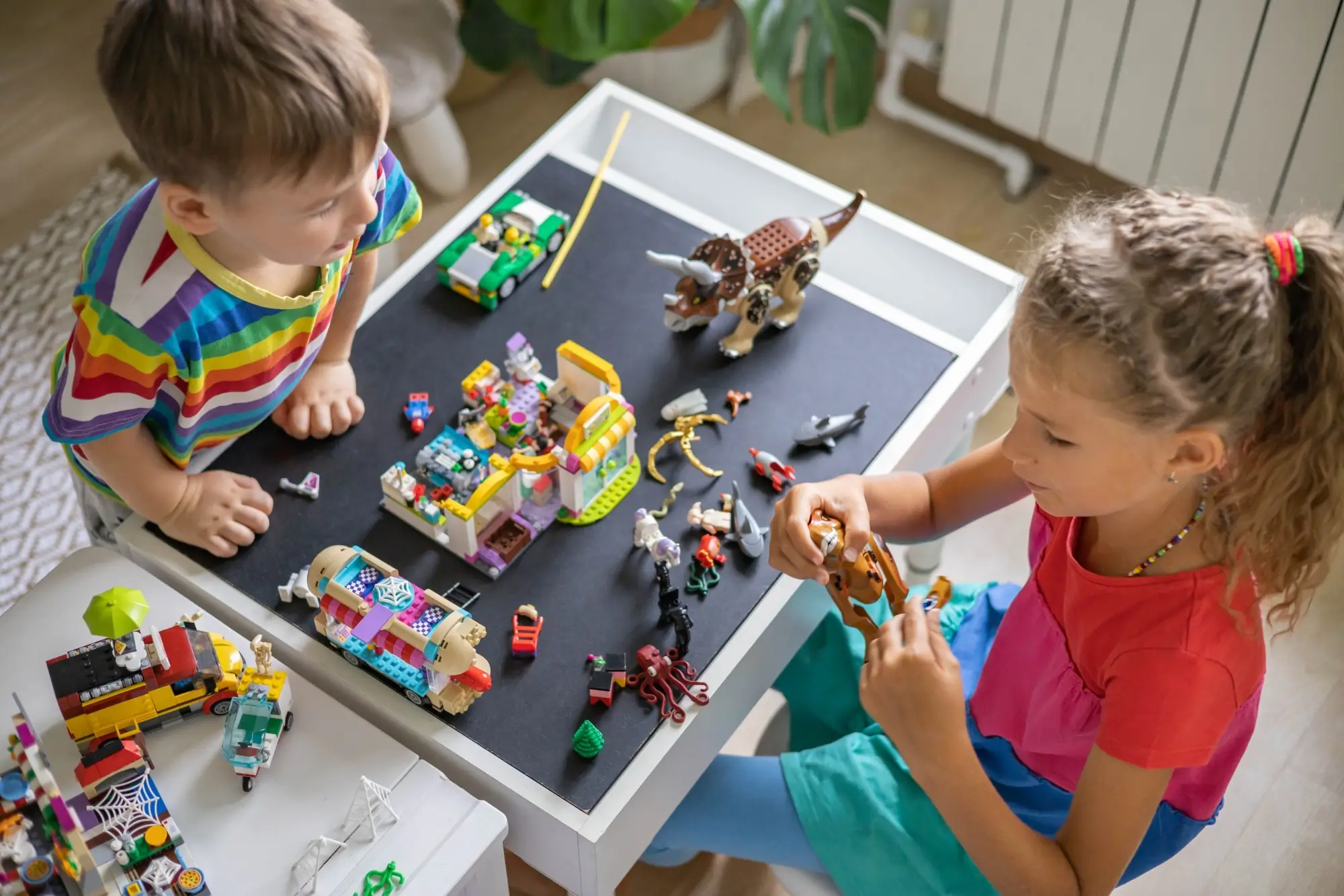 - Pravda24 Děti hrající si se stavebnicí LEGO.