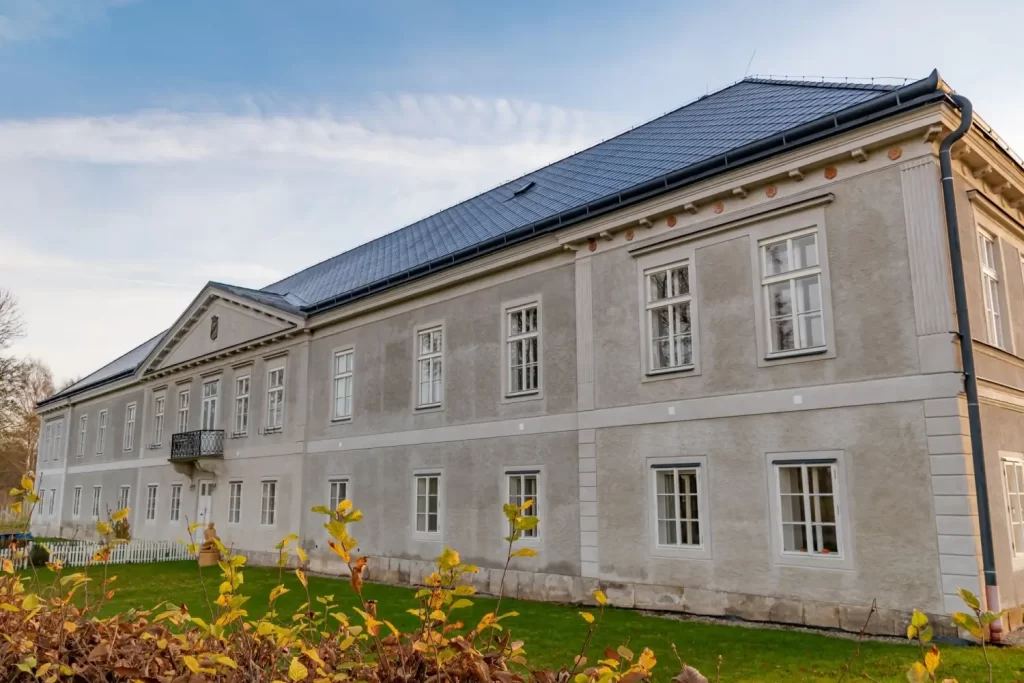 - Pravda24 Boční pohled na zámek Dobrohoř s šedobílou fasádou