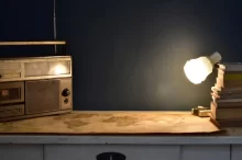 Detail starého rádia na dřevěném stole s mapou
