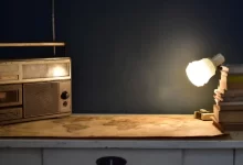 Detail starého rádia na dřevěném stole s mapou