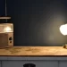 Detail starého rádia na dřevěném stole s mapou